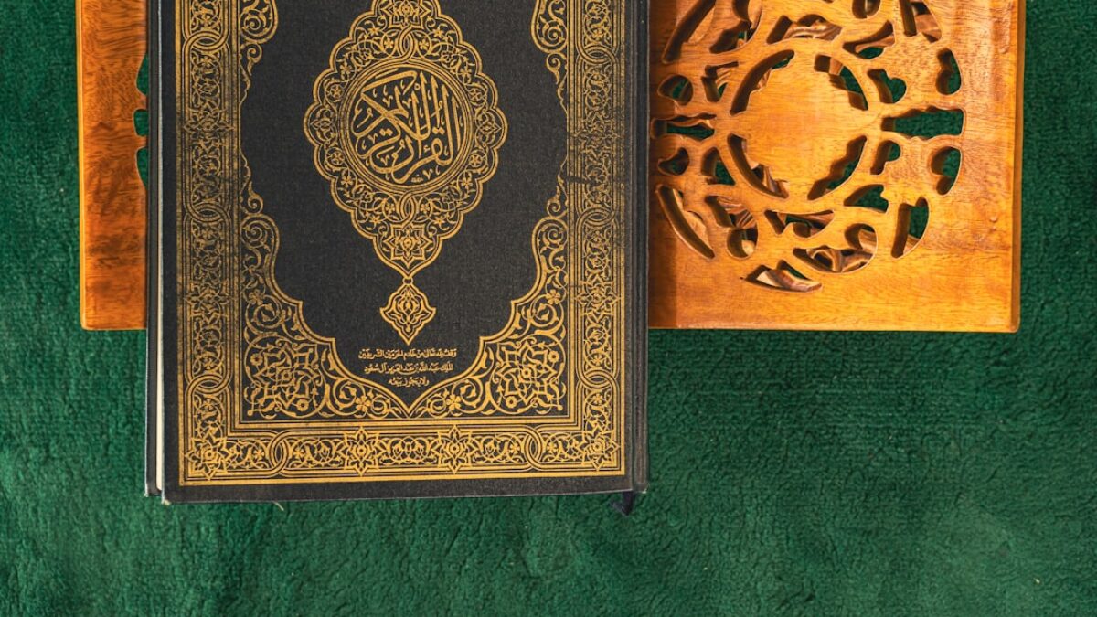 Illuminating Lives: The Prophetic Biographies of Islam